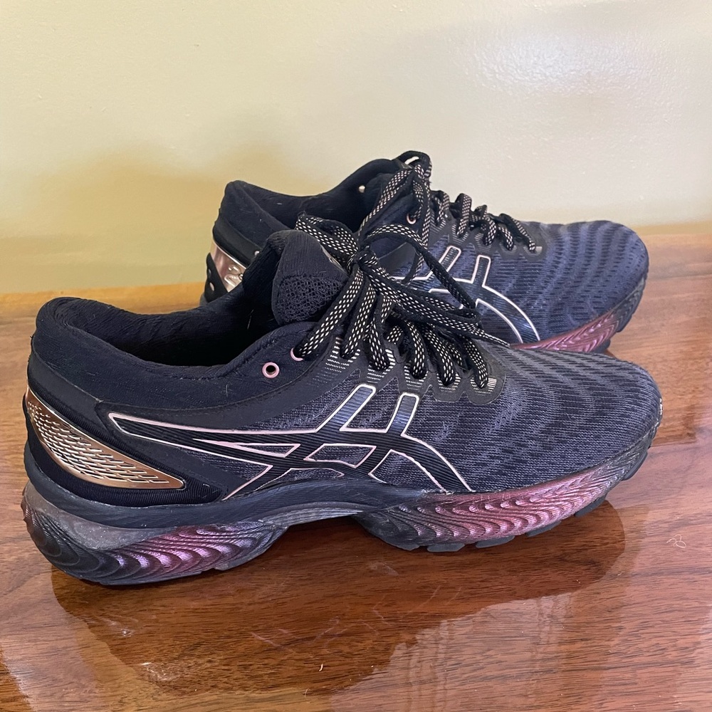 ASICS Women's Gel-Nimbus 22 Platinum With Flytefoam Black/Pure Gold. Size 8.5
